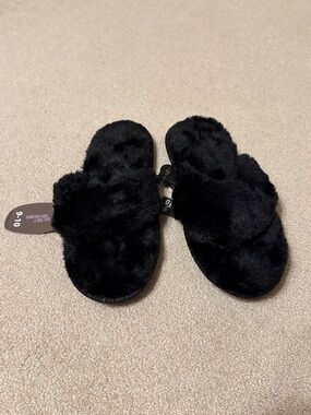 NWT Secret Treasures Memory Foam Thong Slippers Fuzzy Black Machine Wash Sz 9-10